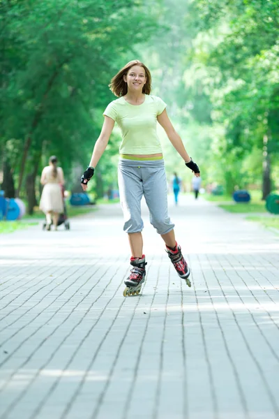 Menina desportiva no parque de skate em linha — Fotografia de Stock