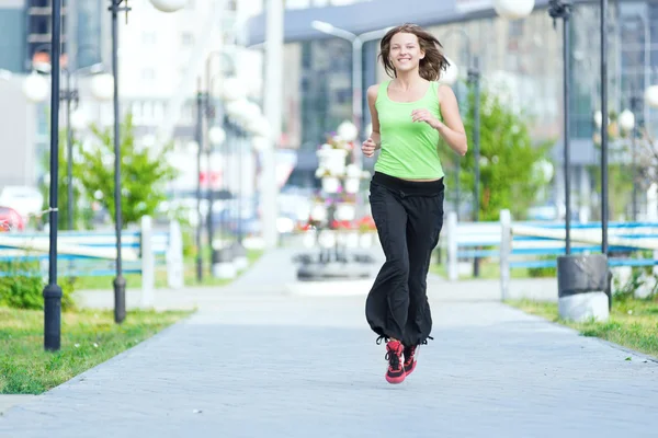 Kobieta jogging w parku ulicy. — Zdjęcie stockowe