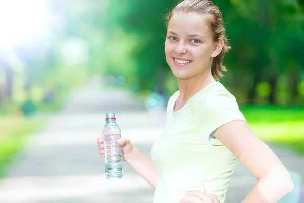 Vrouw met fles mineraal water — Stockfoto