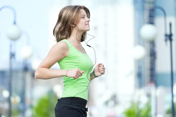 Frau joggt im Stadtpark. — Stockfoto