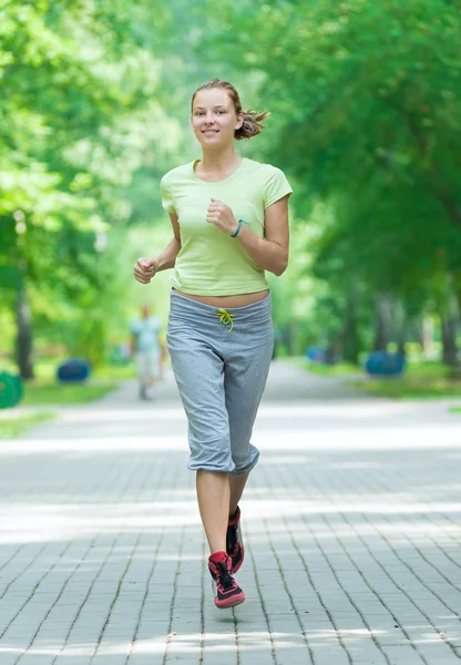 Kadın şehir sokak Park'ta jogging. — Stok fotoğraf