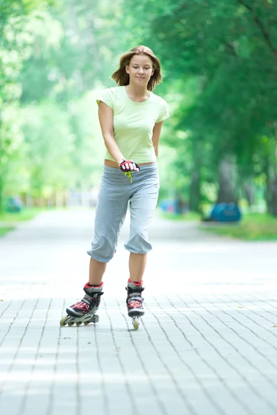 Sportig flicka i parken på inline skridsko — Stockfoto