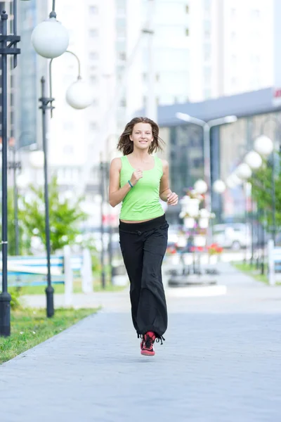 Mujer corriendo en el parque urbano de la calle . — Foto de Stock