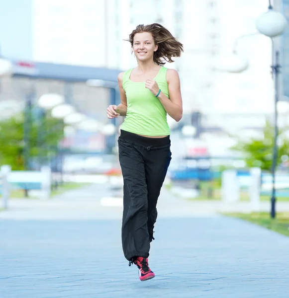 Mujer corriendo en el parque urbano de la calle . — Foto de Stock