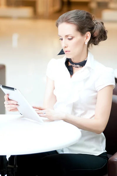 Businesswoman using tablet on in cafe — Stock Photo, Image