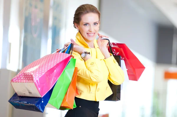 Mujer con bolsas de compras en el centro comercial —  Fotos de Stock
