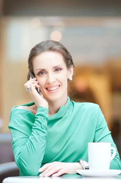 Biznes kobieta rozmowy na telefon komórkowy — Zdjęcie stockowe