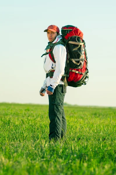 Wanderer mit Rucksack im Feld — Stockfoto