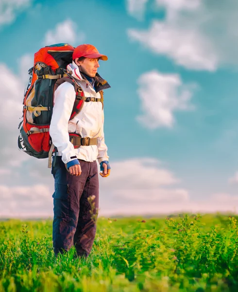 Wanderer mit Rucksack im Feld — Stockfoto