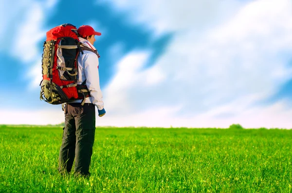 Wanderer mit Rucksack im Feld — Stockfoto