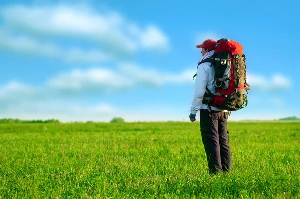 Wanderer mit Rucksack im Feld — Stockfoto