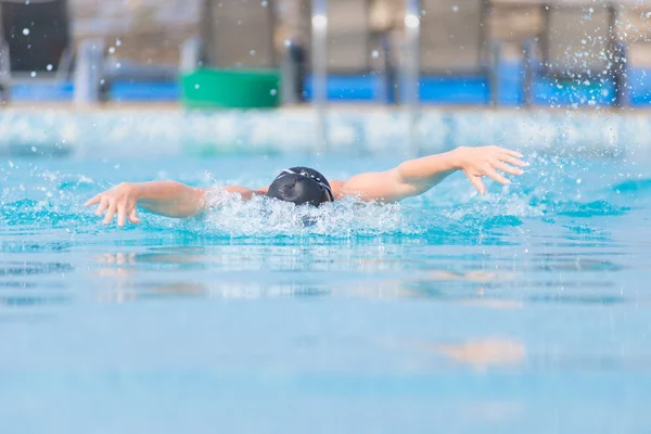 Meisje zwemmen vlinderslag stijl — Stockfoto