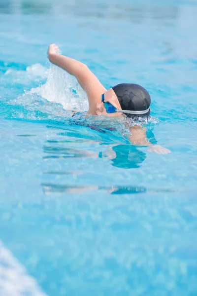 女性フロント クロール スタイルの水泳ゴーグル — ストック写真