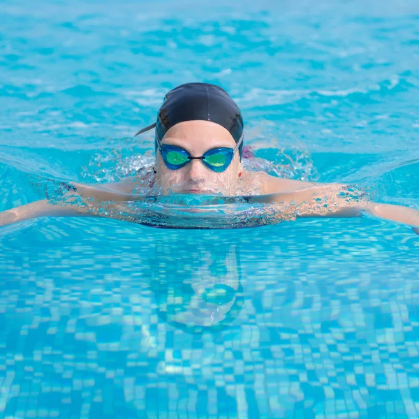 Girl swimming butterfly stroke style — Stock Photo, Image