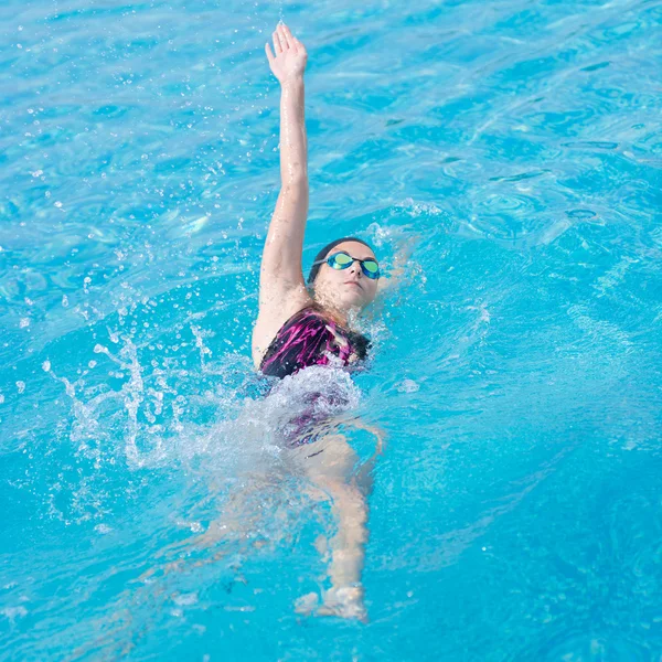 Vrouw zwemmen rugslag stijl — Stockfoto