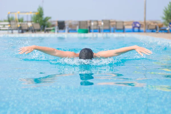 Fille natation papillon coup de style — Photo