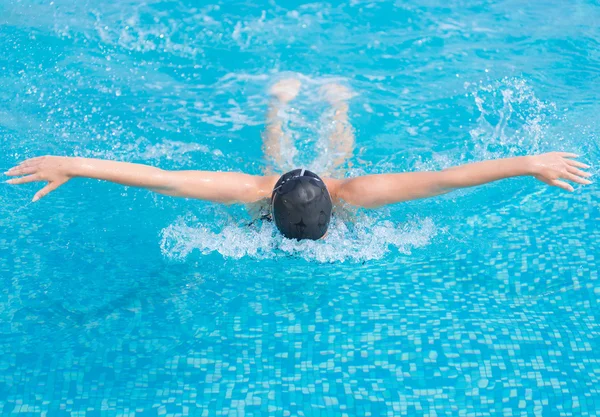 Ragazza nuoto farfalla stile ictus — Foto Stock