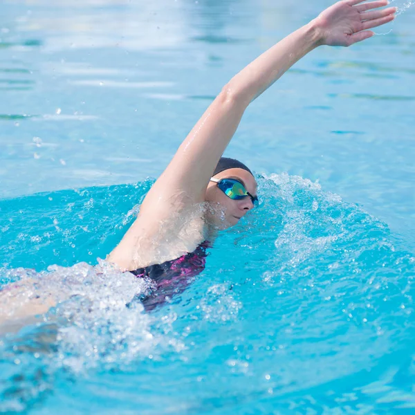 Frau in Schutzbrille schwimmt im Crawl-Stil — Stockfoto