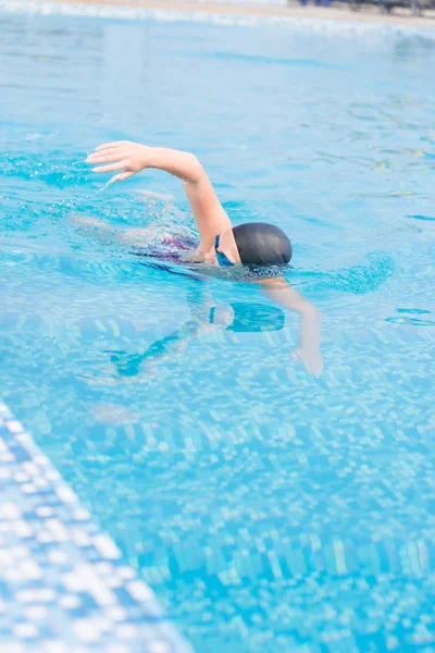 Mujer en gafas natación frente al estilo de gateo —  Fotos de Stock