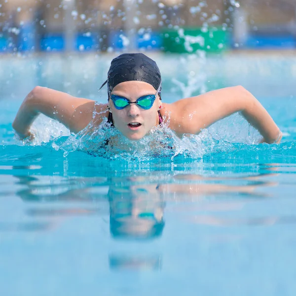 Menina natação borboleta estilo acidente vascular cerebral — Fotografia de Stock