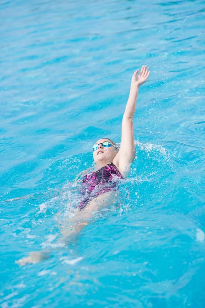 Donna che nuota indietro stile crawl — Foto Stock
