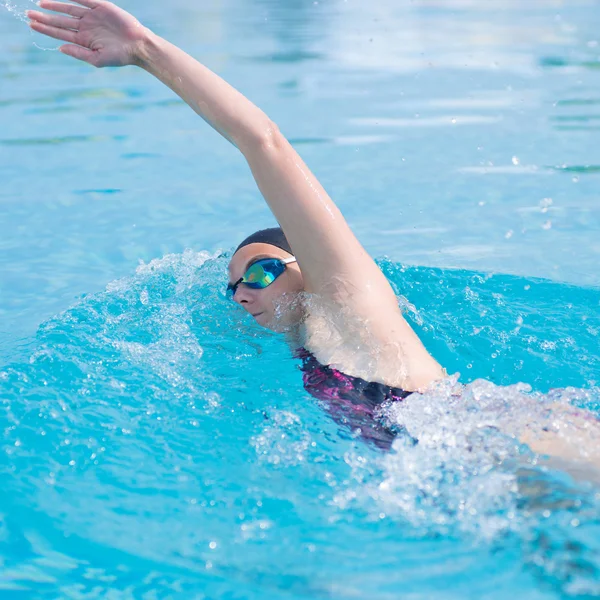 Mulher em óculos nadando frente crawl estilo — Fotografia de Stock