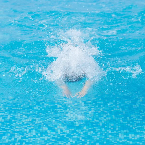 Girl swimming butterfly stroke style — Stock Photo, Image