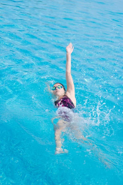Жінка плаває спиною стиль повзання — стокове фото