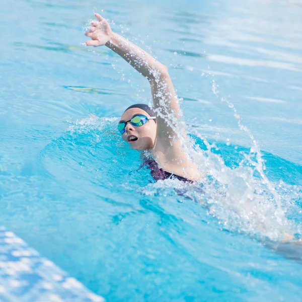 Frau in Schutzbrille schwimmt im Crawl-Stil — Stockfoto