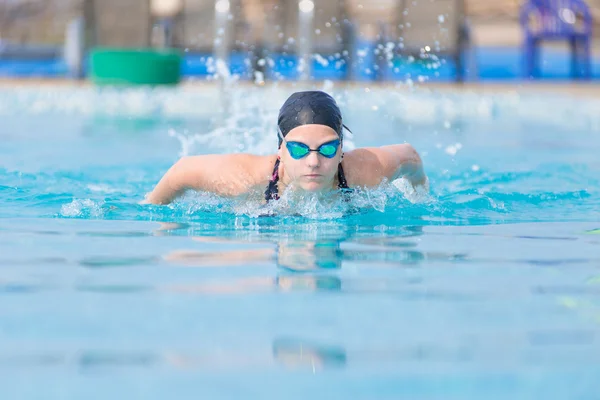 Mädchen Schwimmen Schmetterling Schlaganfall Stil — Stockfoto