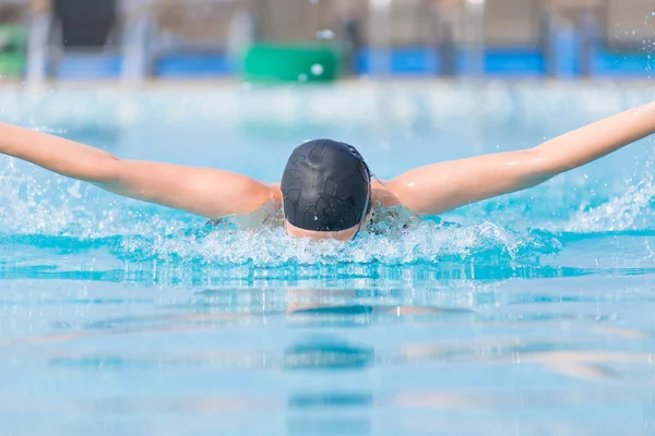 Ragazza nuoto farfalla stile ictus — Foto Stock