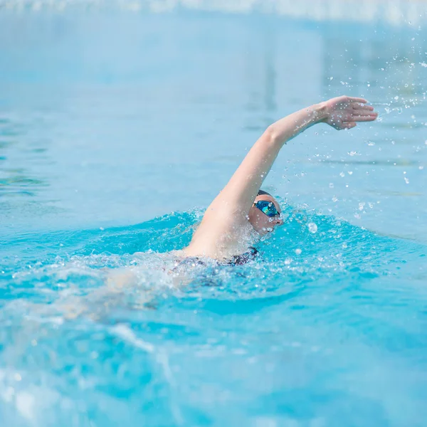 Frau in Schutzbrille schwimmt im Crawl-Stil — Stockfoto