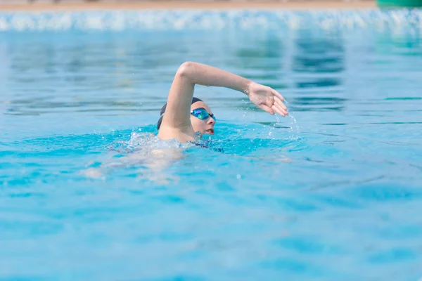 Femme en lunettes de natation avant style ramper — Photo