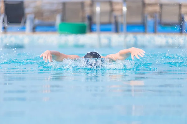 Meisje zwemmen vlinderslag stijl — Stockfoto