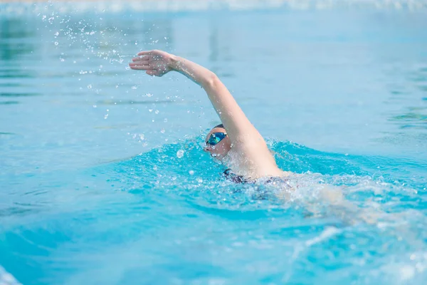 Frau in Schutzbrille schwimmt im Crawl-Stil — Stockfoto