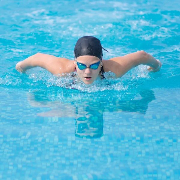 Menina natação borboleta estilo acidente vascular cerebral — Fotografia de Stock