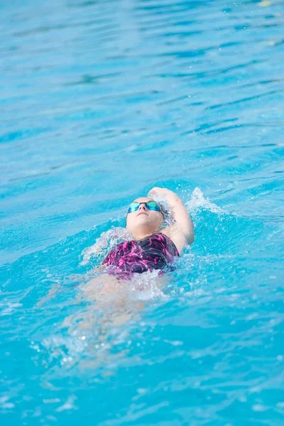 Kobieta pływanie styl tył pełzać — Zdjęcie stockowe