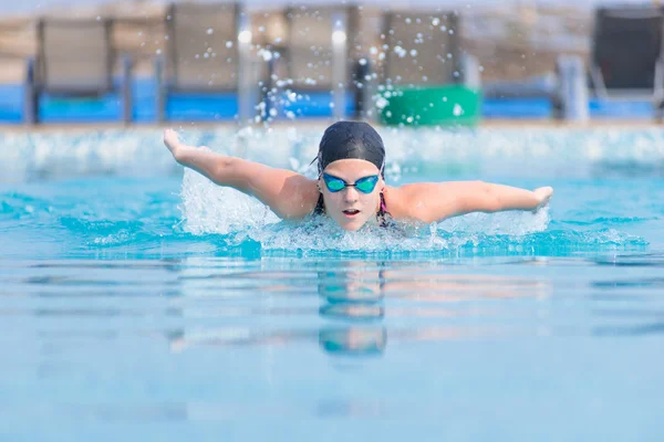 Mädchen Schwimmen Schmetterling Schlaganfall Stil — Stockfoto