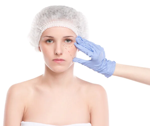 Kosmetolog Rita korrigeringsrader på kvinna ansikte — Stockfoto