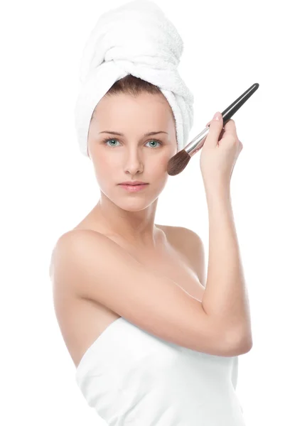Mooie vrouw met aanzienlijk make-up borstel — Stockfoto