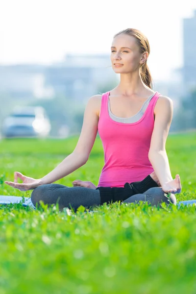 Vrouw fitness oefening yoga doen — Stockfoto