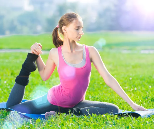 Frau macht Stretchübung — Stockfoto