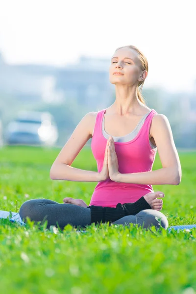 Kvinnan gör fitness träning yoga — Stockfoto