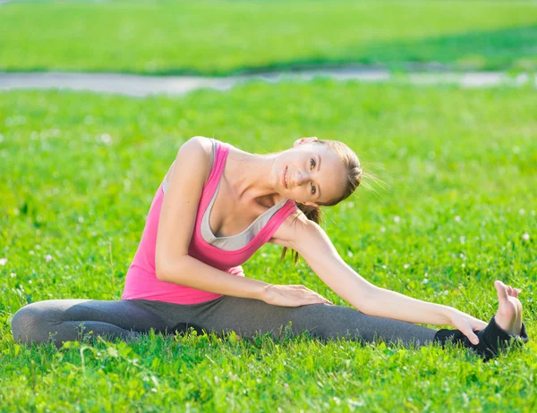 Mujer haciendo ejercicio de estiramiento —  Fotos de Stock