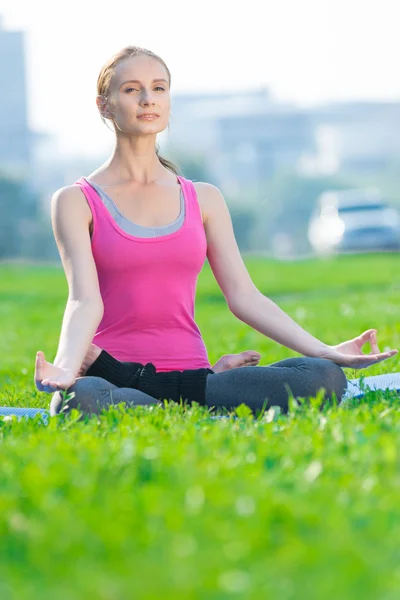 Kvinnan gör fitness träning yoga — Stockfoto