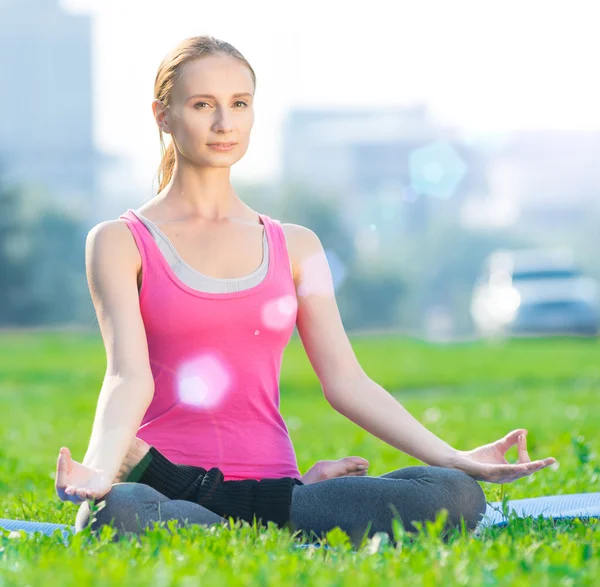 Kvinnan gör fitness träning yoga — Stockfoto