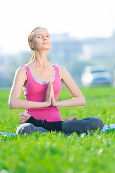 Woman doing fitness exercise yoga — Stock Photo, Image