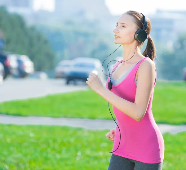 Jogging woman in city park — Stock Photo, Image