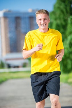 Sportif adam şehir sokak Parkı koşu. Açık alan fitness.