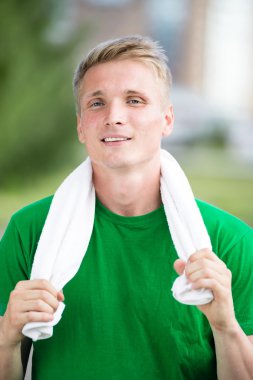 Egzersiz ve fitness zaman sonra yorgun bir adam. Beyaz havlu ile